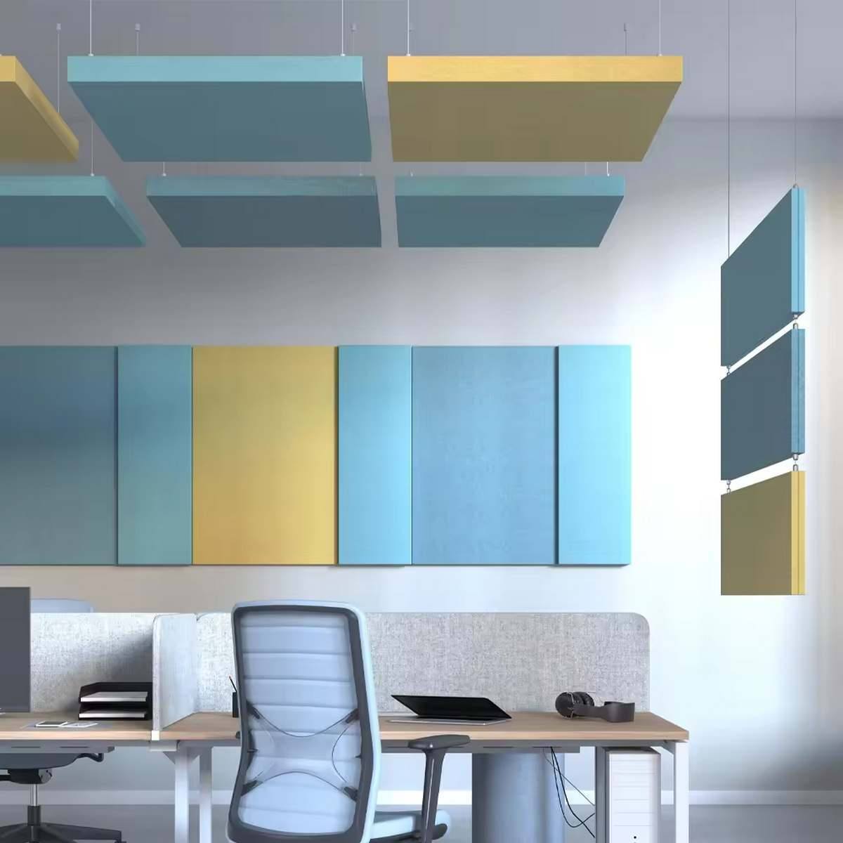 Farvede akustiske paneler på vægge og loft i kontor.