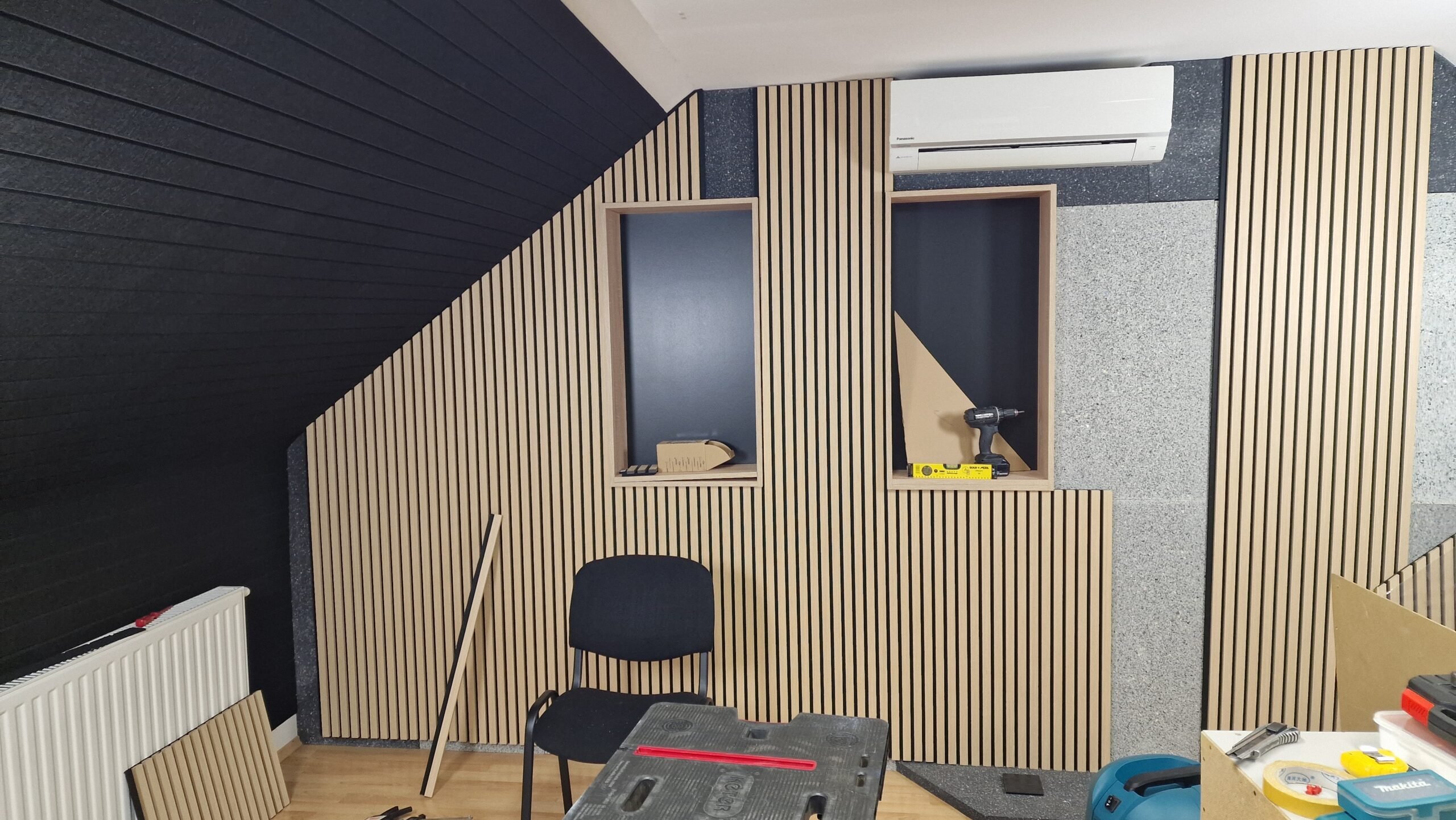 Kombination af Elitexa-svamp og lamineret akustikpanel for perfekt lydabsorption.