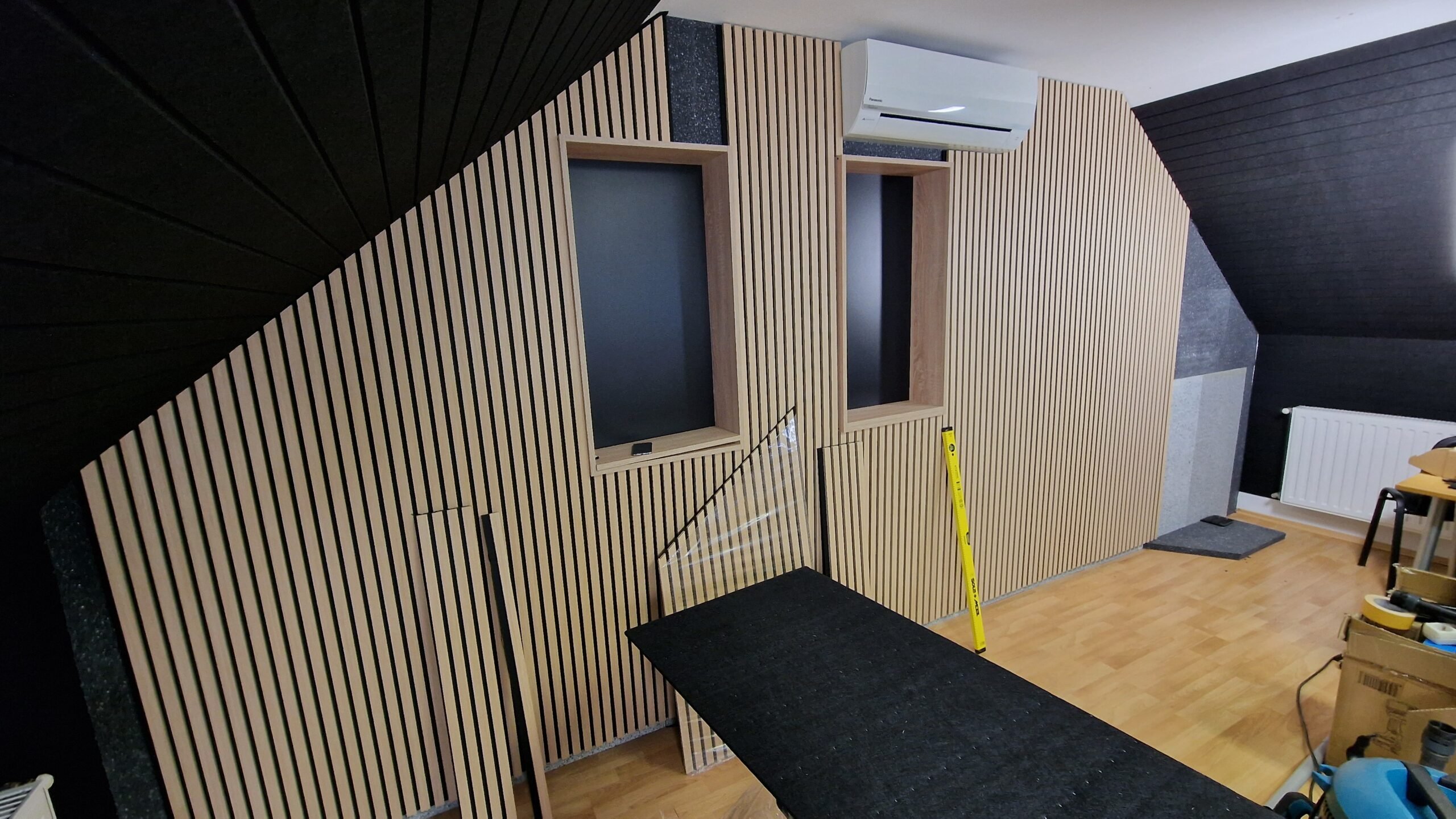 Kombination af Elitexa-svamp og lamineret akustikpanel for perfekt lydabsorption.