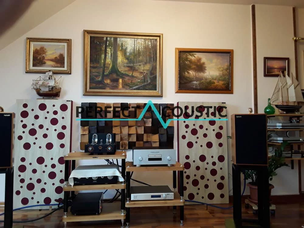Musikrum med akustiska paneler och diffusorer bakom högtalare