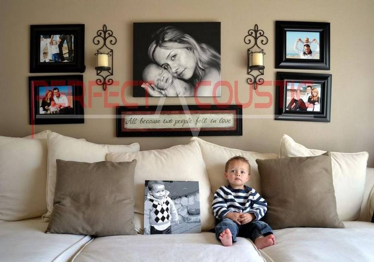 Akustikpaneler inspiration til stue med familiebilleder