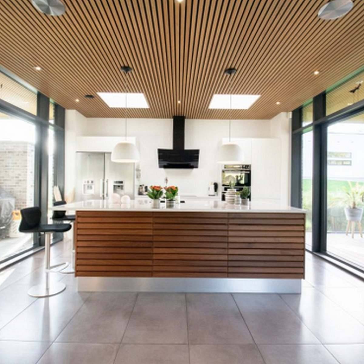 Freja trælamelpaneler i loft i moderne køkkenmiljø