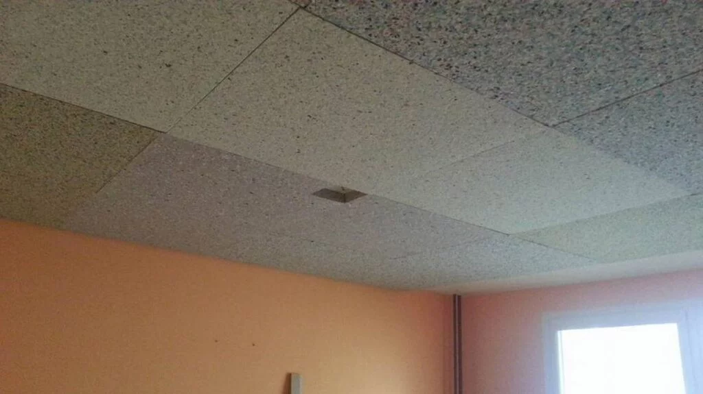 Loft med installerede lydisolerende plader i hjemmemiljø