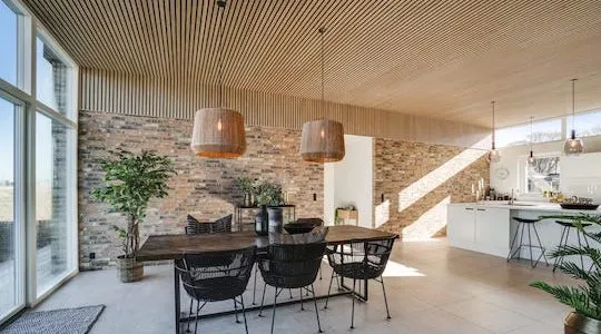 reja trælamelpaneler monteret i loft i moderne køkken med lydisolering