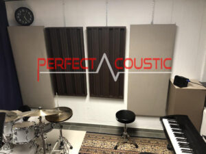 trykt akustisk panel på væggen (1)