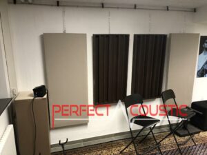 trykt akustisk panel på væggen (2)